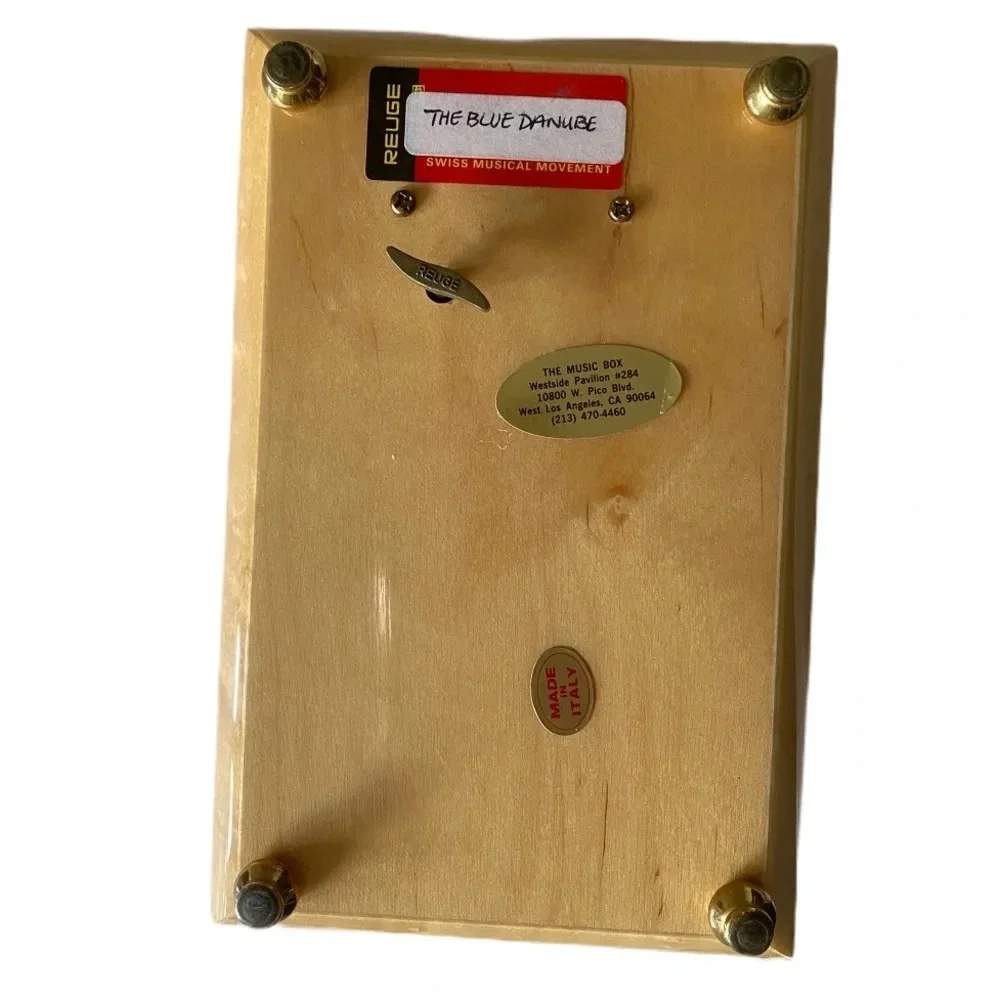 Beautiful vintage jewelry music box​